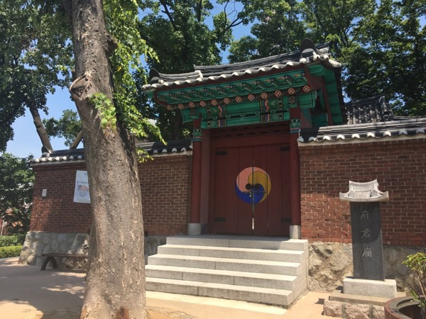 이태원 부군당 입구